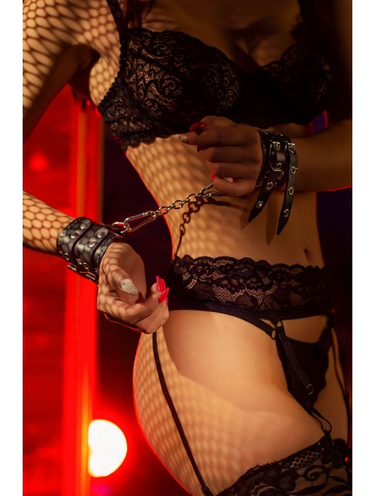 Черные кожаные наручники с двумя ремнями и красной подкладкой - Pecado - купить с доставкой в Сочи