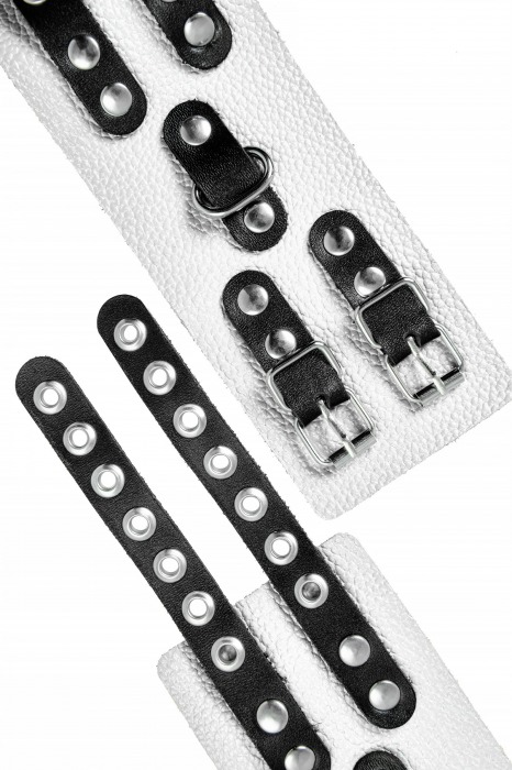 Бело-черные наручники с двумя ремешками и люверсами - Pecado - купить с доставкой в Сочи